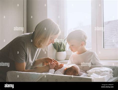 Famiglia che si prende cura di un bambino