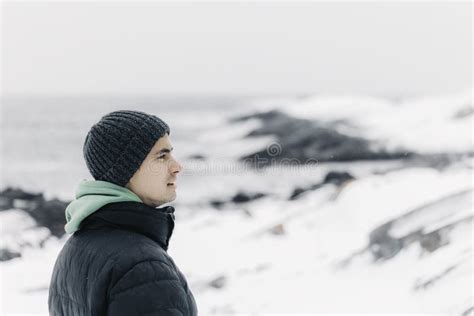 Un giovane che guarda all'orizzonte