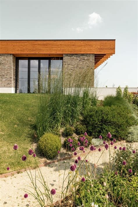 Facciata di una moderna casa di riposo immersa nel verde