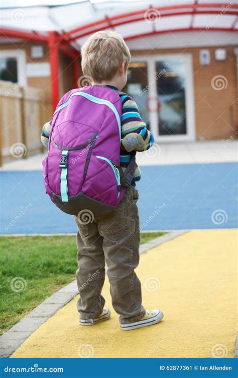 Bambino che va a scuola con zaino