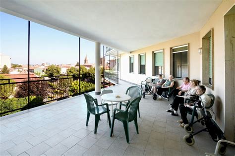 Struttura moderna casa di riposo con giardino