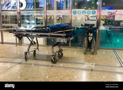 Passeggero in sedia a rotelle assistito in aeroporto