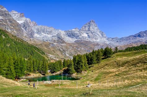 Panorama di una valle trentina con un paese