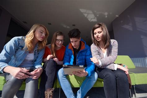 Gruppo di studenti in visita a un museo all'estero