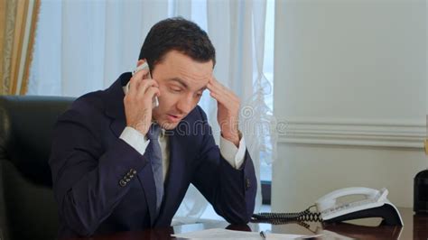 Persona che guarda documenti e pensierosa