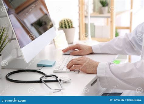 Medico che lavora alla scrivania