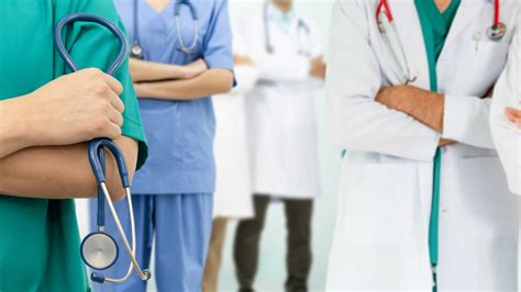 Personale sanitario che assiste un ospite