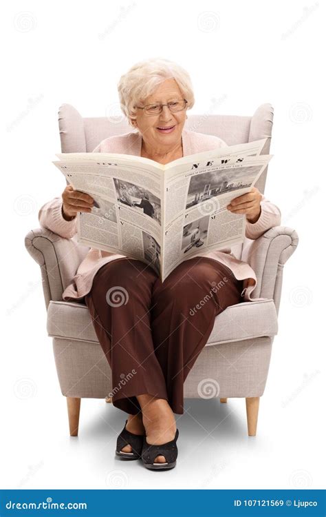 Persona anziana che si alza da una poltrona elevabile