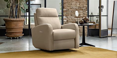 Persona che prova diverse poltrone in un negozio specializzato