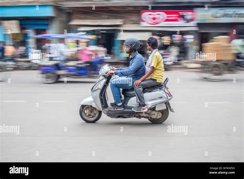 persone anziane su uno scooter elettrico biposto