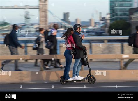 coppia sorridente su uno scooter elettrico biposto in un parco