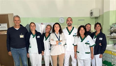 Personale sanitario che collabora in un ambulatorio
