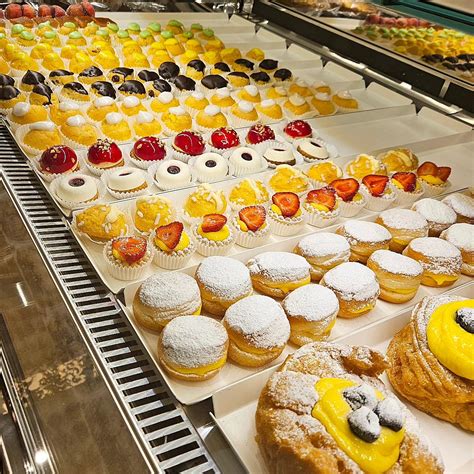 Dolci elaborati in una pasticceria