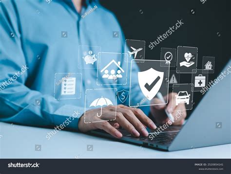 Una persona che utilizza un computer per candidarsi a un'offerta di lavoro online.