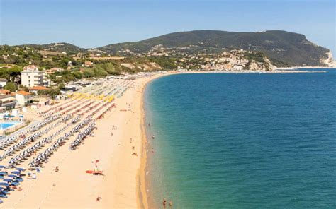 Spiaggia di Numana con ombrelloni e mare azzurro