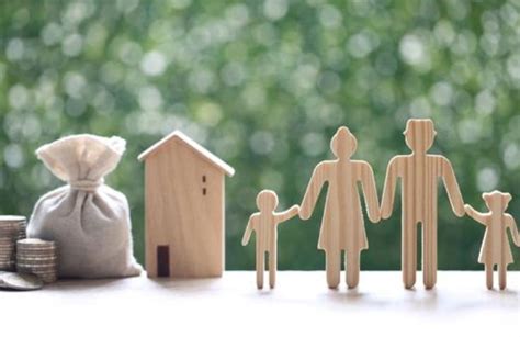 Famiglia che riceve aiuti economici