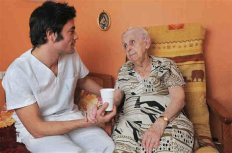 Persona anziana che parla con un operatore sanitario