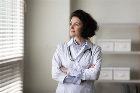 Ritratto di una dottoressa anziana e sorridente