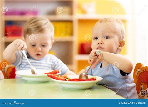 bambini che mangiano a scuola