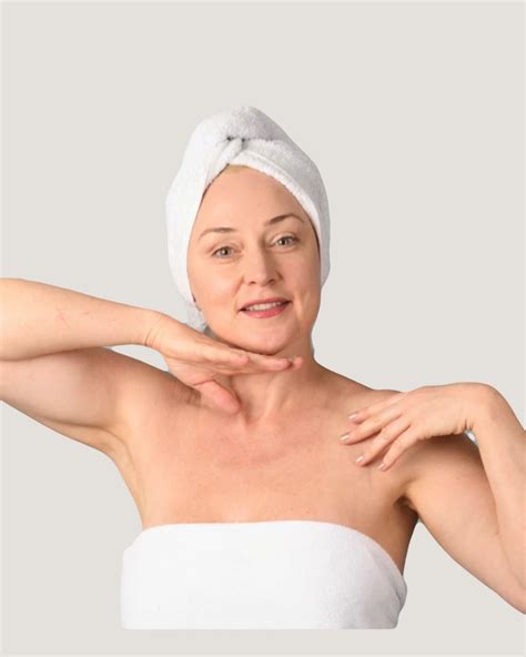 Infografica che illustra i fattori che accelerano l'invecchiamento del contorno occhi