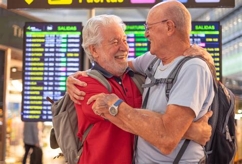 Persone che si salutano alla stazione