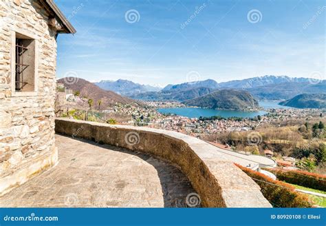Panorama di Cadegliano Viconago con il Lago di Lugano in lontananza
