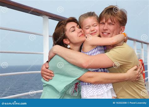 famiglia unita che si abbraccia