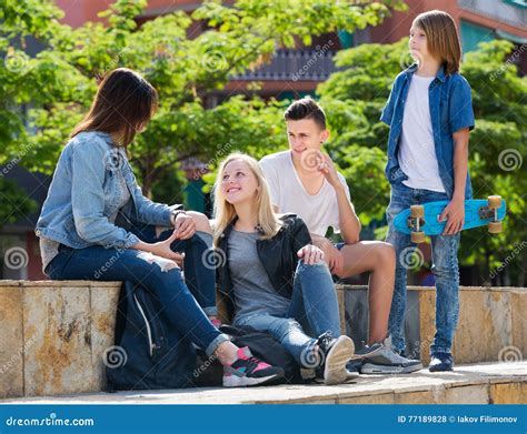 adolescenti che parlano in gruppo