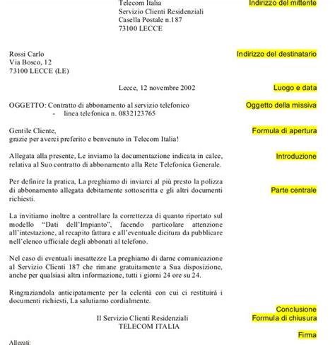 Persona che scrive una lettera di richiesta di aiuto economico
