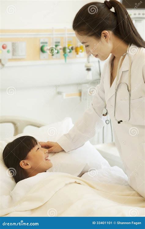 Medico che riposa a letto