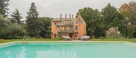 Edificio di Villa Orchidea con un giardino curato