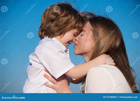 Famiglia che abbraccia un bambino