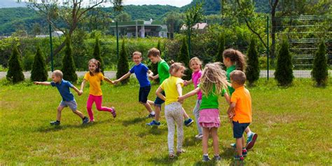 Bambini che giocano in un centro estivo