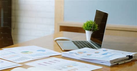 scrivania d'ufficio con computer e documenti