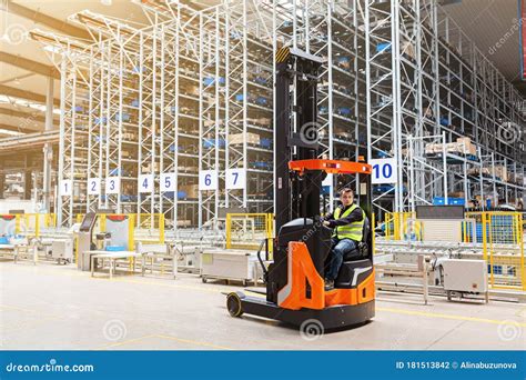 magazzino con scaffali e carrelli elevatori