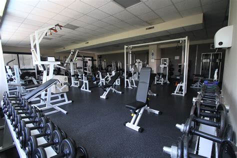 Sala attrezzi moderna con diverse attrezzature