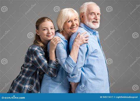 Famiglia che abbraccia un'anziana