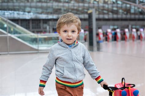 Bambino con pettorina UM in aeroporto