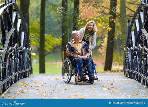 Persone che utilizzano sedie a rotelle in un parco