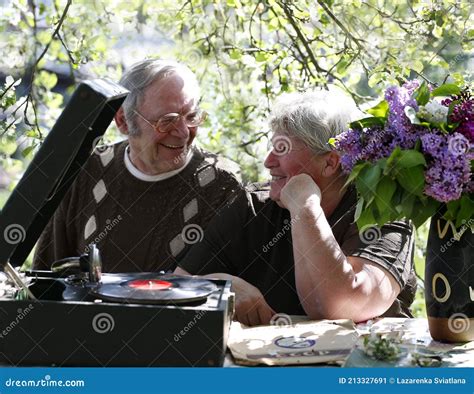 Anziani seduti in un giardino