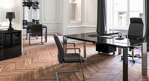 Ufficio di un avvocato con libri e documenti