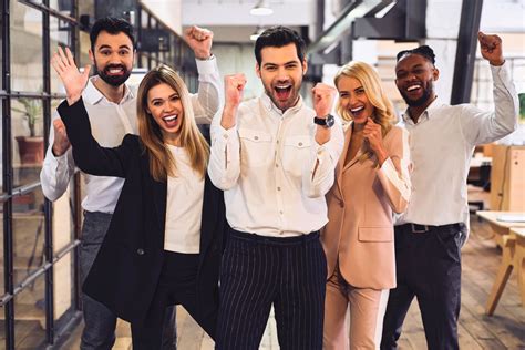 team che celebra un successo lavorativo