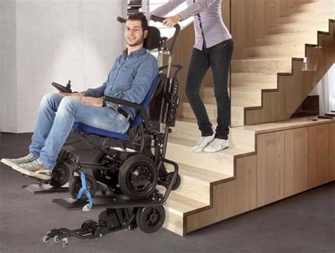 Persone in sedia a rotelle che utilizzano una rampa