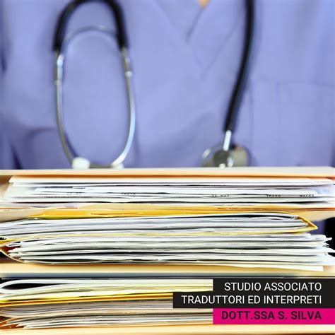 Lavoratore che consulta documenti medici