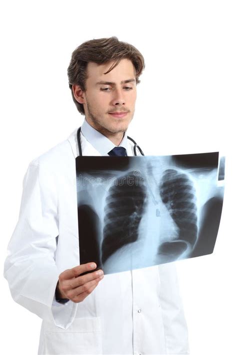Medico che esamina una radiografia