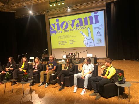 Giovani che partecipano attivamente a un workshop