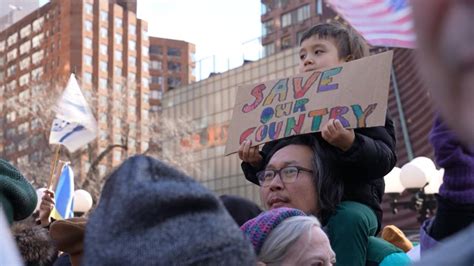 Persone in aeroporto che protestano per un volo cancellato