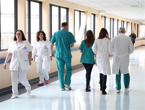 volontari ospedale con anziani