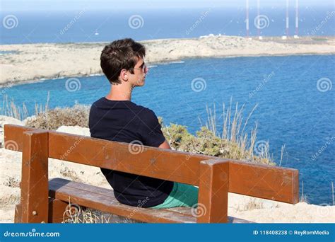 giovane che guarda all'orizzonte