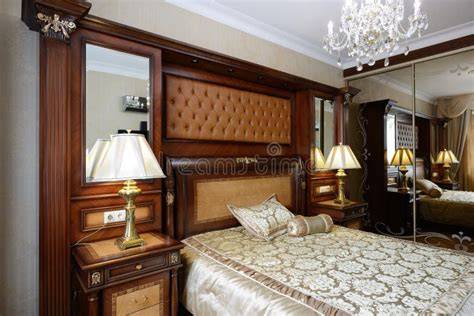 Interno di una camera accogliente in una casa di riposo con letto ben preparato